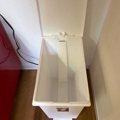 ニトリ製 スリムペダル式ゴミ箱（45L）消臭タイプ【500円】の画像