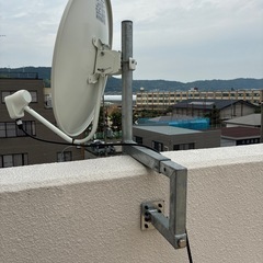 45形BS・110°CS アンテナと取り付け機材の画像
