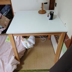 白のテーブル