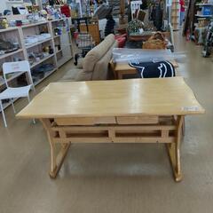 ダイニングテーブル (カントリー調) ゆったり使える！引き出し収納付き 木製  天板キズ多 【こちらは店舗です。浜村鹿野温泉ICから3分 買取本舗 宮本リサイクル 営業時間9～19時 定休日水曜のみ←連絡できませんm(_ _)m】の画像