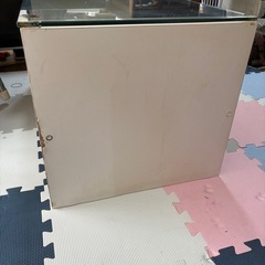 ガラステーブルの画像