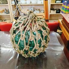 浮き玉 レトロなガラス製 - 漁網付きインテリアオブジェ 直径38㎝ 【こちらは店舗です。浜村鹿野温泉ICから3分 買取本舗 宮本リサイクル 営業時間9～19時 定休日水曜のみ←連絡できませんm(_ _)m】の画像