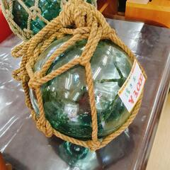 浮き玉 レトロなガラス製 - 漁網付きインテリアオブジェ 直径31㎝ 【こちらは店舗です。浜村鹿野温泉ICから3分 買取本舗 宮本リサイクル 営業時間9～19時 定休日水曜のみ←連絡できませんm(_ _)m】の画像
