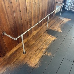 バーカウンターの足置き