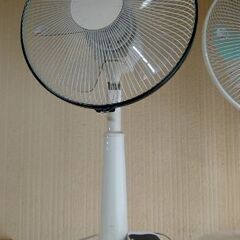 扇風機　風量3段階　首振り　タイマー