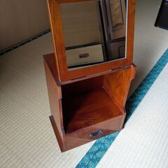 鏡のついた小物入れ　小さい鏡台