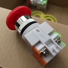 Φ22丸形 非常停止ボタンスイッチ セルフロック方式 1NO1NC 2個まとめての画像