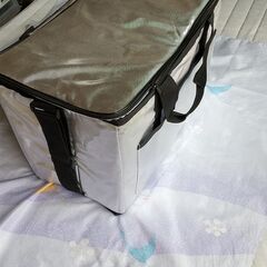 値下げしました。小さく収納できる。アルミクーラーバックの画像