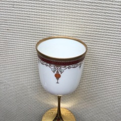 洋風の陶磁器のワイングラス