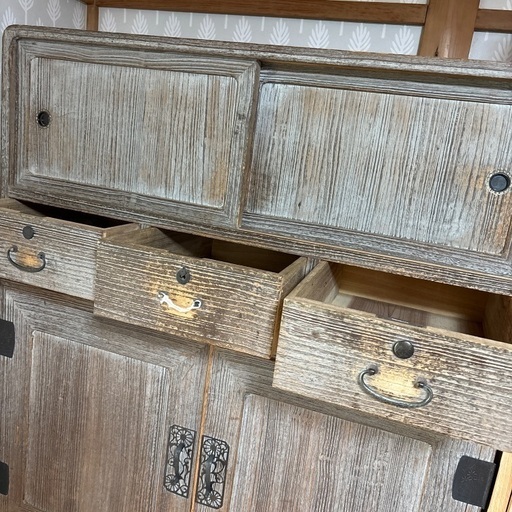 【中古品】桐箪笥　着物収納　時代家具　桐製　アンティーク　昭和レトロ　送料込 桐箪笥昭和初期レトロ (みや) 行方の収納家具《タンス、衣類収納