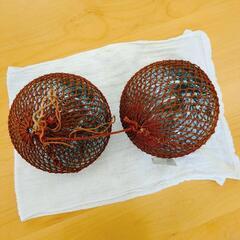 浮き玉 レトロなガラス製 - 漁網付きインテリアオブジェ 17㎝の2個セット 【こちらは店舗です。浜村鹿野温泉ICから3分 買取本舗 宮本リサイクル 営業時間9～19時 定休日水曜のみ←連絡できませんm(_ _)m】の画像