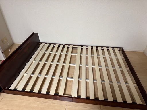 ダブルベッドフレーム　すのこ付き