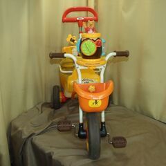 【紋別市発】ides アイデス プーさん　三輪車　後ろハンドル付き　かご付き　ガード付き　黄色　トーク・音楽接触不良　中古品　引取り限定　の画像