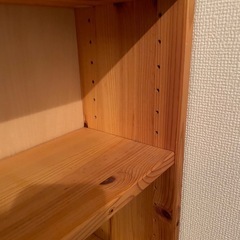 特注パイン材のスリム本棚の画像