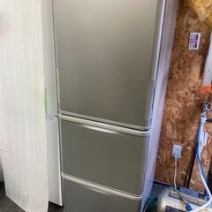 ☆中古￥29,800！SHARP　350㍑3ドア冷蔵庫　家電　2...