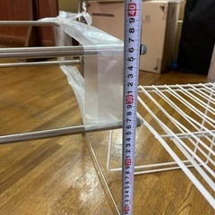 キッチンシンク下の収納棚の画像