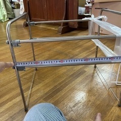 キッチンシンク下の収納棚の画像