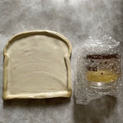 食パン型平皿とガラスコップ