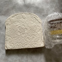 食パン型平皿とガラスコップの画像