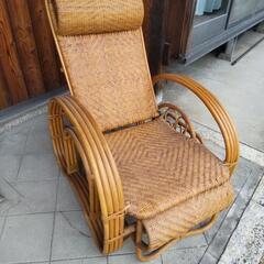 籘の椅子とついたての画像