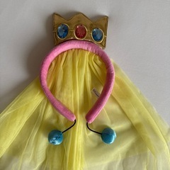 【完売品】USJ限定 ピーチ姫 王冠カチューシャ 宝石付き ポン...