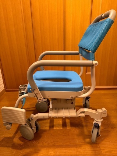 入浴用車椅子 青 メッシュ背もたれ　uchie ウチエ　シャワーラク　4輪自在