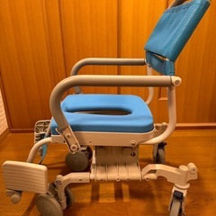 入浴用車椅子 青 メッシュ背もたれ　uchie ウチエ　シャワーラク　4輪自在の画像