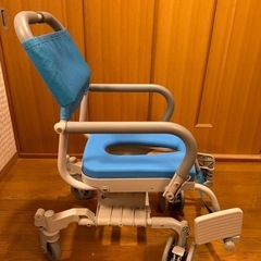 入浴用車椅子 青 メッシュ背もたれ　uchie ウチエ　シャワーラク　4輪自在の画像