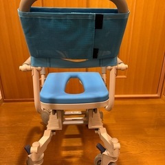 入浴用車椅子 青 メッシュ背もたれ　uchie ウチエ　シャワーラク　4輪自在の画像