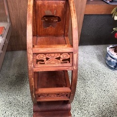 木製 円形飾り棚の画像