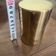 お茶の缶の画像