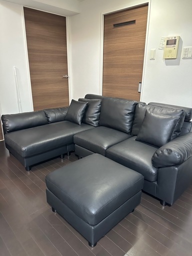 ほぼ新品の黒のレザーソファー
