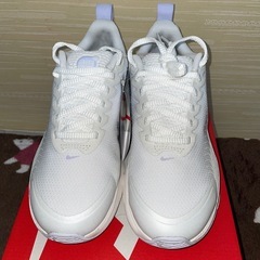 NIKEナイキ エアマックス ニュアクシス SEウィメンズシューズ 23.5cmの画像