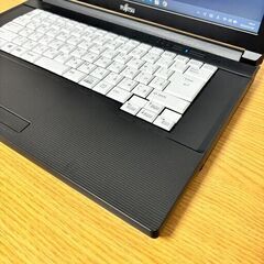 【オフィス2021付き】富士通 A579 第8世代 i3✨16GB SSD256GBの画像