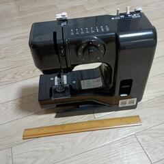 小さいミシンの画像