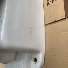 ホワイト 一体型トイレ メタル取手付きの画像