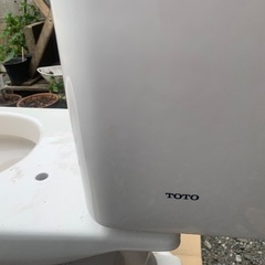ホワイト 一体型トイレ メタル取手付きの画像
