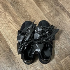 海外限定　adidas × Caroline Hu 25 黒　リボン　スニーカーの画像