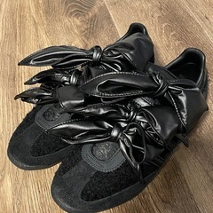 海外限定　adidas × Caroline Hu 25 黒　リボン　スニーカーの画像