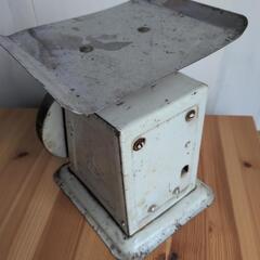 昭和レトロ　味のある金属製ハカリの画像