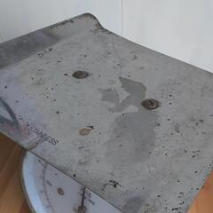 昭和レトロ　味のある金属製ハカリの画像