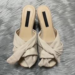 リボン付きベージュウェッジサンダルの画像