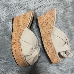 リボン付きベージュウェッジサンダルの画像