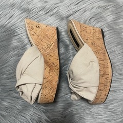 リボン付きベージュウェッジサンダルの画像