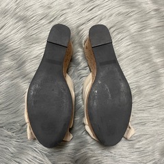 リボン付きベージュウェッジサンダルの画像