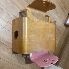 テーブルと椅子二脚