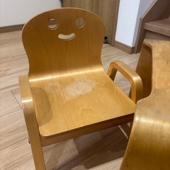 テーブルと椅子二脚の画像