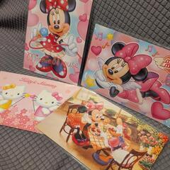 ディズニーとサンリオのポストカードの画像