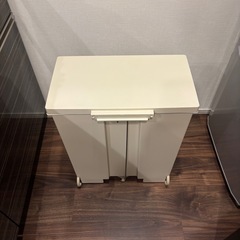 ペダル式・ゴミ箱の画像