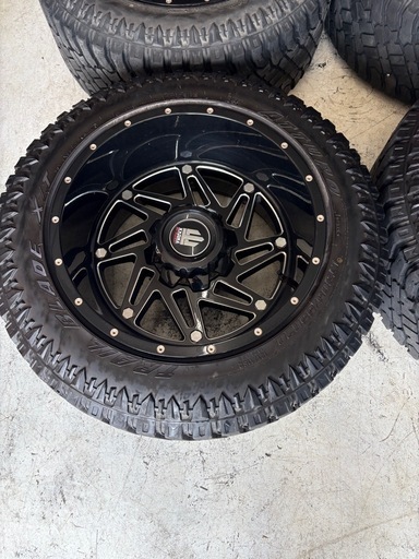 20インチ　12J -44 ホイールタイヤセット　4本　ランクルプラドや外車など